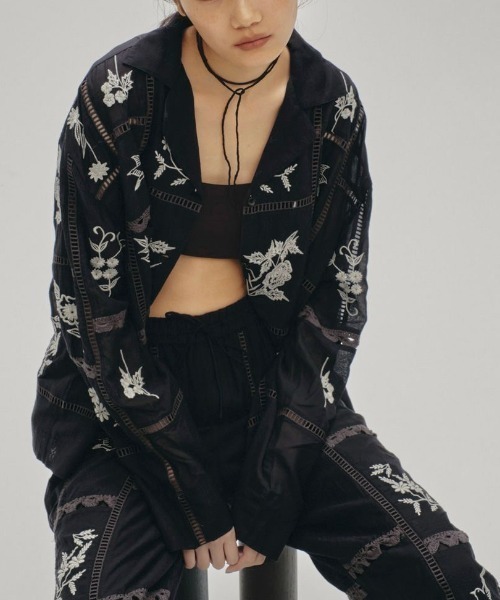 TODAYFUL(トゥデイフル)の「Embroidery Patchwork Shirts 12610428(シャツ/ブラウス・レディース・オフホワイト/ブラック/バーガンディー・FREE)」の7枚目の写真