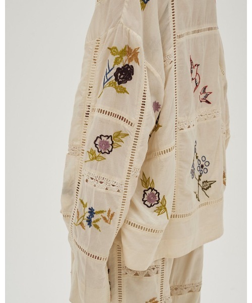 TODAYFUL(トゥデイフル)の「Embroidery Patchwork Shirts 12610428(シャツ/ブラウス・レディース・オフホワイト/ブラック/バーガンディー・FREE)」の6枚目の写真
