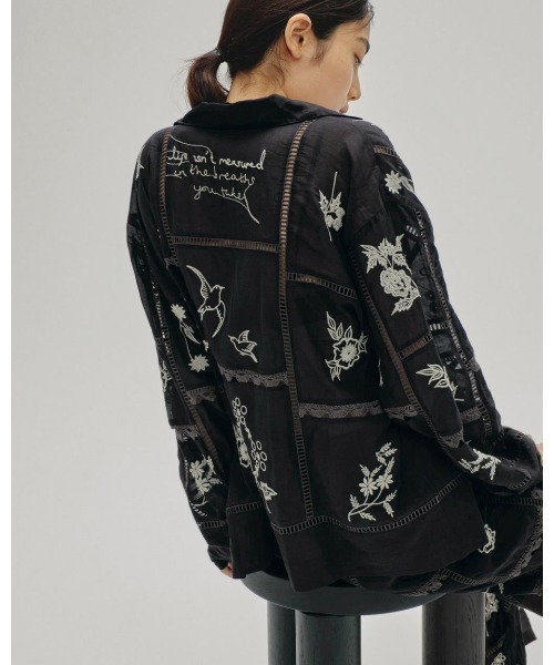 TODAYFUL(トゥデイフル)の「Embroidery Patchwork Shirts 12610428(シャツ/ブラウス・レディース・オフホワイト/ブラック/バーガンディー・FREE)」の8枚目の写真