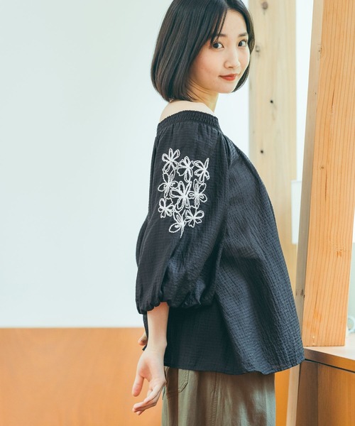 niko and...（ニコアンド）の「袖刺繍シアーブラウス（シャツ/ブラウス・レディース・サックスブルー/ブラック/オフホワイト・LARGE/MEDIUM）」の3枚目の写真