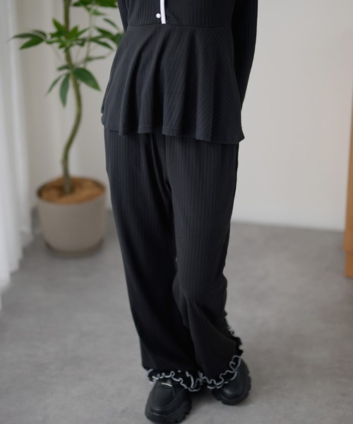 DAYRA(デイラ)の「配色 メロウ フリル リブ パンツ(その他パンツ・レディース・グリーン/チャコールグレー/ブラック・155/160/165)」の4枚目の写真