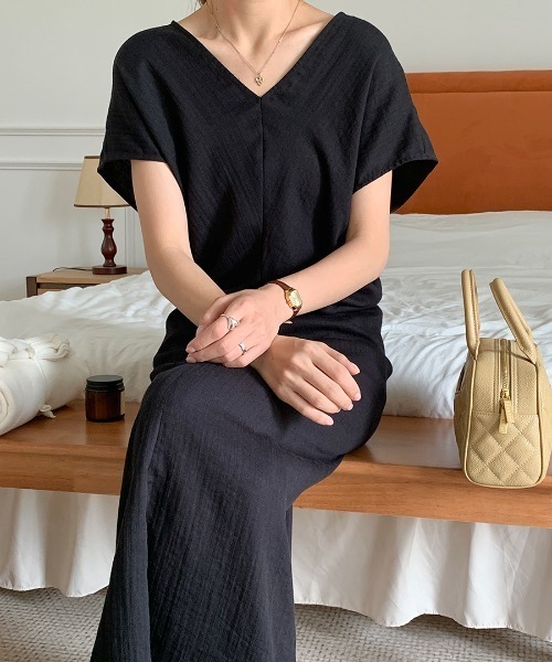 AMAJI(アマジ)の「Vネック 落ち感スリーブ ウエスト切替 ロング丈 ワンピース(ワンピース・レディース・ベージュ/ブラック・FREE)」の2枚目の写真