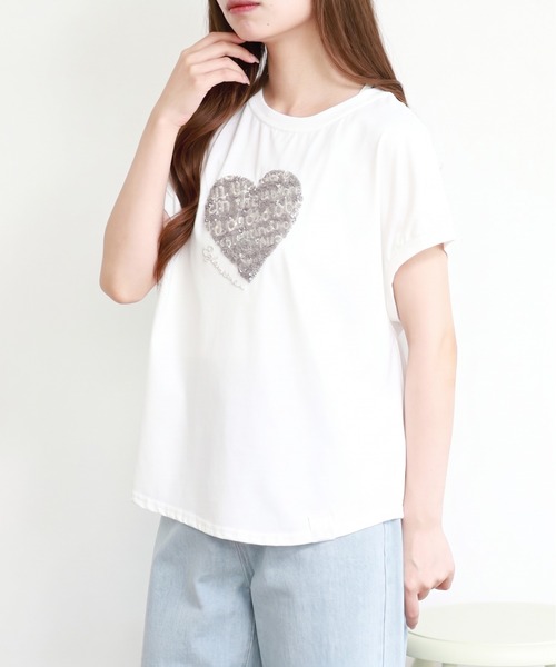 EGLANTINE(エグランティーヌ)の「EGLANTINE スパンコールハート刺繍カットソー 半袖(Tシャツ/カットソー・レディース・サックスブルー/ブラック/ダークブラウン/オフホワイト・38)」の2枚目の写真