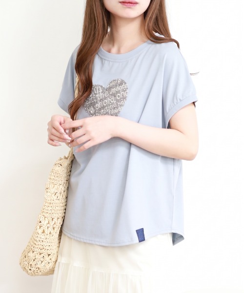 EGLANTINE(エグランティーヌ)の「EGLANTINE スパンコールハート刺繍カットソー 半袖(Tシャツ/カットソー・レディース・サックスブルー/ブラック/ダークブラウン/オフホワイト・38)」の4枚目の写真