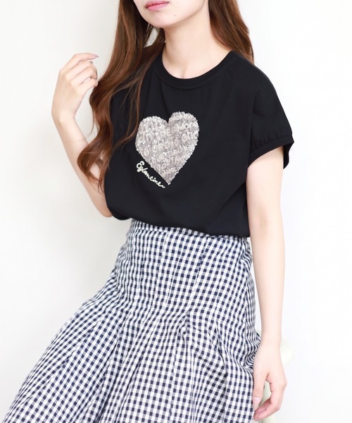 EGLANTINE(エグランティーヌ)の「EGLANTINE スパンコールハート刺繍カットソー 半袖(Tシャツ/カットソー・レディース・サックスブルー/ブラック/ダークブラウン/オフホワイト・38)」の1枚目の写真