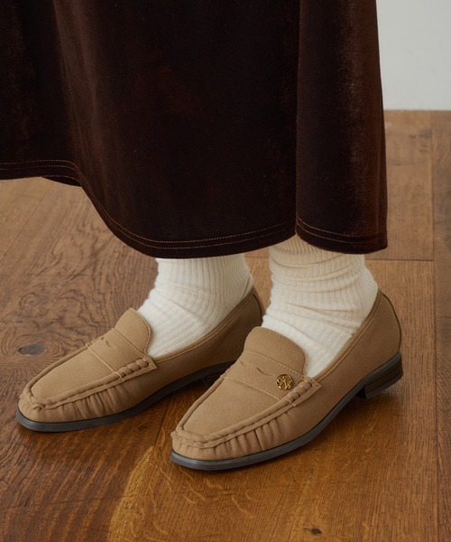 OLUN（オルン）の「"OLUN" Motif Soft Gathered Loafers/"OLUN"モチーフソフトギャザーローファー（ローファー・レディース・ベージュ/ブラウン/キャメル・MEDIUM/LL/LARGE/SMALL）」の2枚目の写真