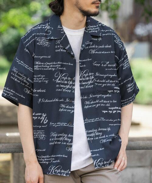 ITEMS URBANRESEARCH(アイテムズ アーバンリサーチ)の「メッセージプリント オープンカラー 半袖シャツ(シャツ/ブラウス・メンズ・ブラック/モカ/オリーブ・MEDIUM/LARGE)」の1枚目の写真