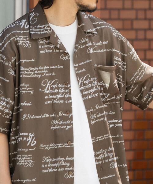 ITEMS URBANRESEARCH(アイテムズ アーバンリサーチ)の「メッセージプリント オープンカラー 半袖シャツ(シャツ/ブラウス・メンズ・ブラック/モカ/オリーブ・MEDIUM/LARGE)」の2枚目の写真