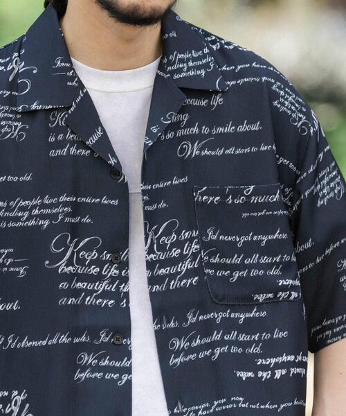 ITEMS URBANRESEARCH(アイテムズ アーバンリサーチ)の「メッセージプリント オープンカラー 半袖シャツ(シャツ/ブラウス・メンズ・ブラック/モカ/オリーブ・MEDIUM/LARGE)」の4枚目の写真