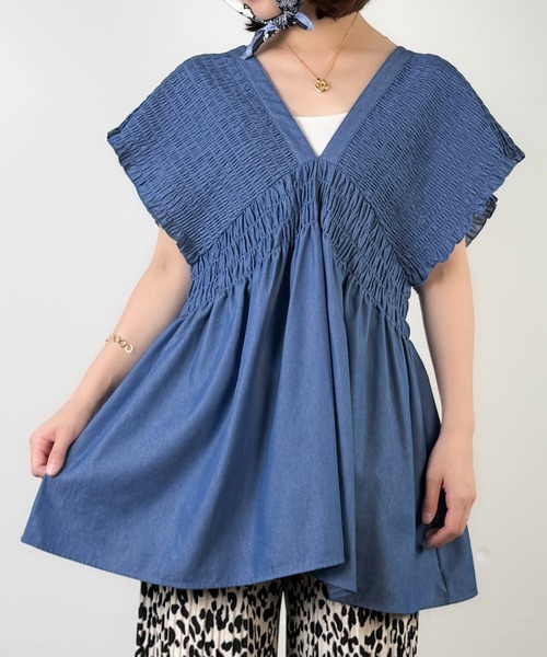 MAISON SELECT(メゾンセレクト)の「6D4 シャーリング Vネックチュニックブラウス(シャツ/ブラウス・レディース・ブラック/グレイッシュベージュ/サックスブルー・FREE)」の3枚目の写真