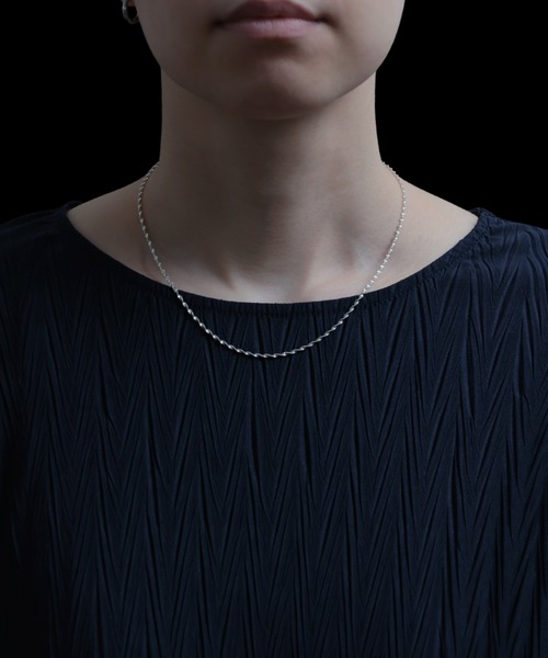 YArKA（ヤーカ）の「【YArKA/ヤーカ】helix chain narrow necklace [TOLN40] / 螺旋フラットチェーン細ネックレス（ネックレス・メンズ・シルバー・FREE）」の2枚目の写真