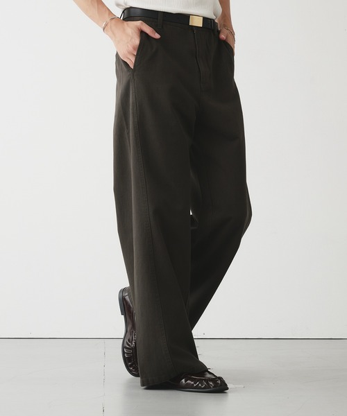 Adoon plain(アドーンプレーン)の「SLIM CURVED DESIGN CHINO PANTS / スリムカーブデザインストレートチノパンツ(チノパンツ・メンズ・ブラウン/チャコールグレー・MEDIUM/SMALL/LARGE)」の22枚目の写真