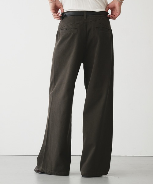 Adoon plain(アドーンプレーン)の「SLIM CURVED DESIGN CHINO PANTS / スリムカーブデザインストレートチノパンツ(チノパンツ・メンズ・ブラウン/チャコールグレー・MEDIUM/SMALL/LARGE)」の21枚目の写真