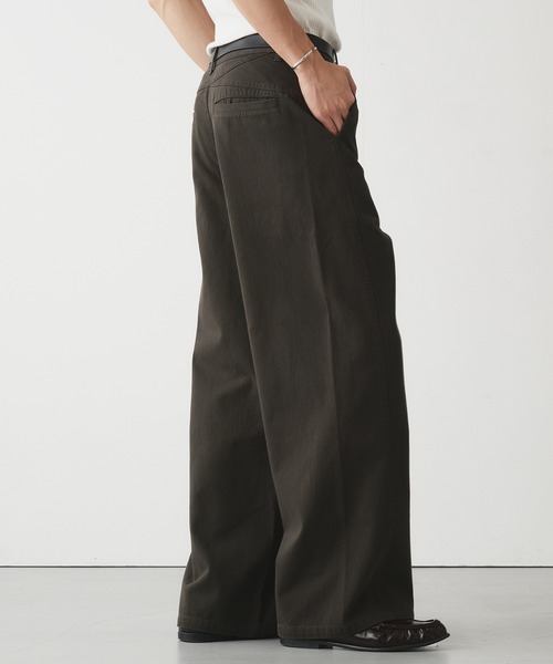 Adoon plain(アドーンプレーン)の「SLIM CURVED DESIGN CHINO PANTS / スリムカーブデザインストレートチノパンツ(チノパンツ・メンズ・ブラウン/チャコールグレー・MEDIUM/SMALL/LARGE)」の20枚目の写真