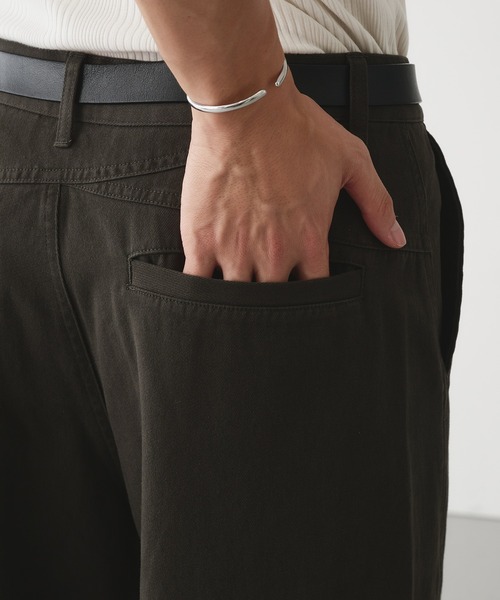 Adoon plain(アドーンプレーン)の「SLIM CURVED DESIGN CHINO PANTS / スリムカーブデザインストレートチノパンツ(チノパンツ・メンズ・ブラウン/チャコールグレー・MEDIUM/SMALL/LARGE)」の16枚目の写真