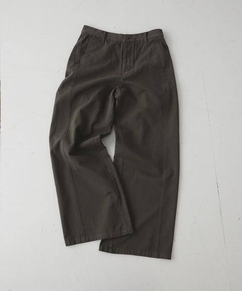 Adoon plain(アドーンプレーン)の「SLIM CURVED DESIGN CHINO PANTS / スリムカーブデザインストレートチノパンツ(チノパンツ・メンズ・ブラウン/チャコールグレー・MEDIUM/SMALL/LARGE)」の3枚目の写真
