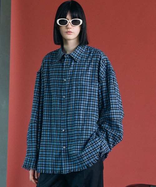 MAISON SPECIAL(メゾンスペシャル)の「《UNISEX》【Italian Dead Stock Fabric】Prime-Over Regular Collar Cut-off Plaid Shirt/【イタリアンデッドストックファブリック】プライムオーバーレギュラーカラーカットオフシャツ【MAISON SPECIAL/メゾンスペシャル】(シャツ/ブラウス・メンズ・ホワイト/ブラック/チャコールグレー/レッド/グレー/パープル/グレイッシュベージュ/ブルー・0/2/1)」の4枚目の写真