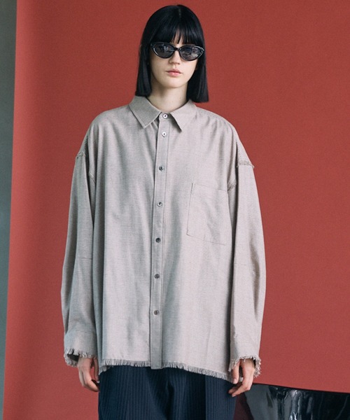 MAISON SPECIAL(メゾンスペシャル)の「《UNISEX》【Italian Dead Stock Fabric】Prime-Over Regular Collar Cut-off Plaid Shirt/【イタリアンデッドストックファブリック】プライムオーバーレギュラーカラーカットオフシャツ【MAISON SPECIAL/メゾンスペシャル】(シャツ/ブラウス・メンズ・ホワイト/ブラック/チャコールグレー/レッド/グレー/パープル/グレイッシュベージュ/ブルー・0/2/1)」の5枚目の写真