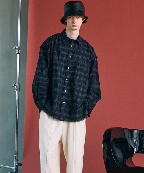 MAISON SPECIAL(メゾンスペシャル)の「《UNISEX》【Italian Dead Stock Fabric】Prime-Over Regular Collar Cut-off Plaid Shirt/【イタリアンデッドストックファブリック】プライムオーバーレギュラーカラーカットオフシャツ【MAISON SPECIAL/メゾンスペシャル】(シャツ/ブラウス・メンズ・ホワイト/ブラック/チャコールグレー/レッド/グレー/パープル/グレイッシュベージュ/ブルー・0/2/1)」の22枚目の写真
