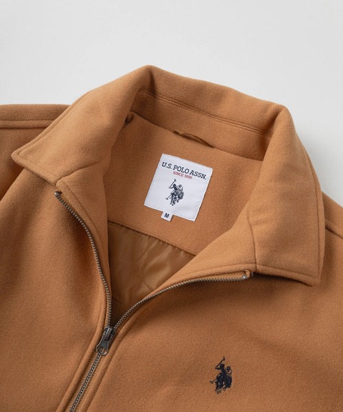 U.S. POLO ASSN.(ユーエスポロアッスン)の「【80】【U.S. POLO ASSN/ユー.エス. ポロアッスン】 襟付き メルトン ジップブルゾン/ライトメルトン/ワンポイント刺繍/トラッド/プレッピー/ユニセックス/レディース/メンズ(ブルゾン・メンズ・ネイビー/アイボリー/キャメル/チャコールグレー/ブラック・L/M)」の7枚目の写真