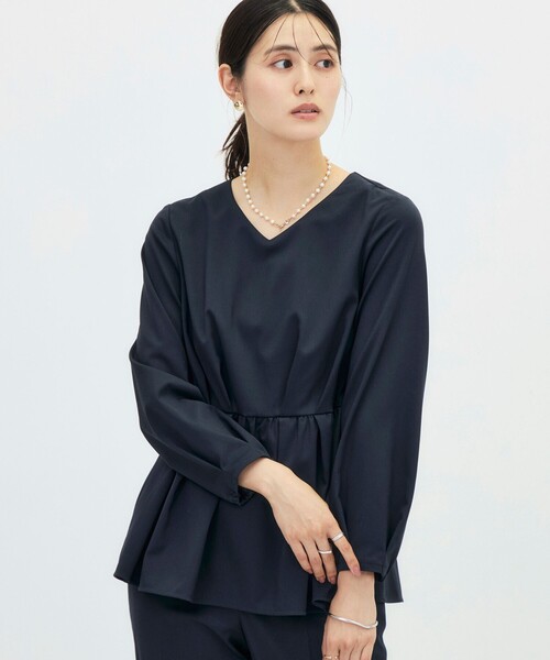 NOLLEY’S(ノーリーズ)の「《セットアップ対応》ウォッシャブルハイスペックTRペプラムブラウス(シャツ/ブラウス・レディース・ネイビー/グレイッシュベージュ・36/38)」の1枚目の写真