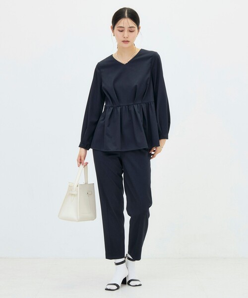 NOLLEY’S(ノーリーズ)の「《セットアップ対応》ウォッシャブルハイスペックTRペプラムブラウス(シャツ/ブラウス・レディース・ネイビー/グレイッシュベージュ・36/38)」の3枚目の写真