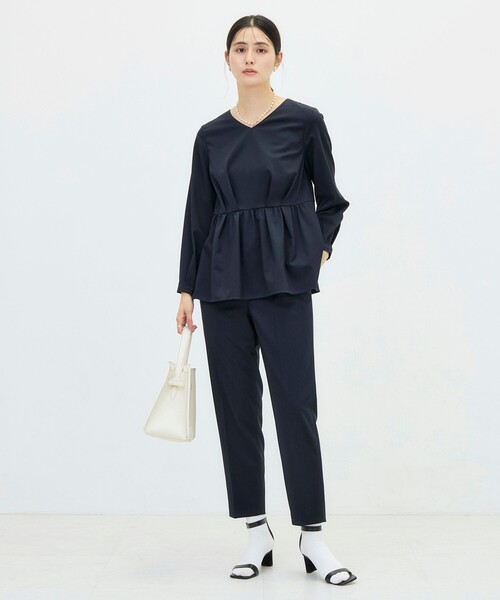 NOLLEY’S(ノーリーズ)の「《セットアップ対応》ウォッシャブルハイスペックTRペプラムブラウス(シャツ/ブラウス・レディース・ネイビー/グレイッシュベージュ・36/38)」の4枚目の写真
