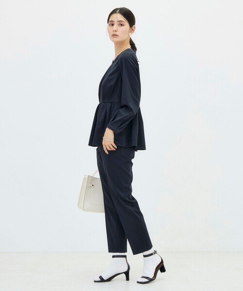 NOLLEY’S(ノーリーズ)の「《セットアップ対応》ウォッシャブルハイスペックTRペプラムブラウス(シャツ/ブラウス・レディース・ネイビー/グレイッシュベージュ・36/38)」の5枚目の写真