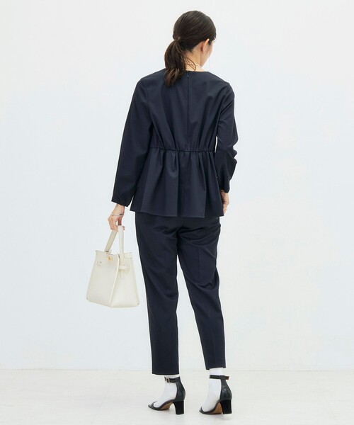 NOLLEY’S(ノーリーズ)の「《セットアップ対応》ウォッシャブルハイスペックTRペプラムブラウス(シャツ/ブラウス・レディース・ネイビー/グレイッシュベージュ・36/38)」の6枚目の写真