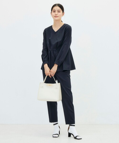 NOLLEY’S(ノーリーズ)の「《セットアップ対応》ウォッシャブルハイスペックTRペプラムブラウス(シャツ/ブラウス・レディース・ネイビー/グレイッシュベージュ・36/38)」の8枚目の写真