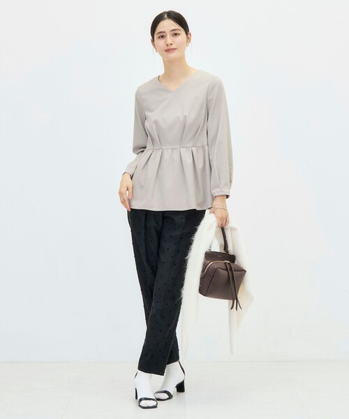 NOLLEY’S(ノーリーズ)の「《セットアップ対応》ウォッシャブルハイスペックTRペプラムブラウス(シャツ/ブラウス・レディース・ネイビー/グレイッシュベージュ・36/38)」の14枚目の写真