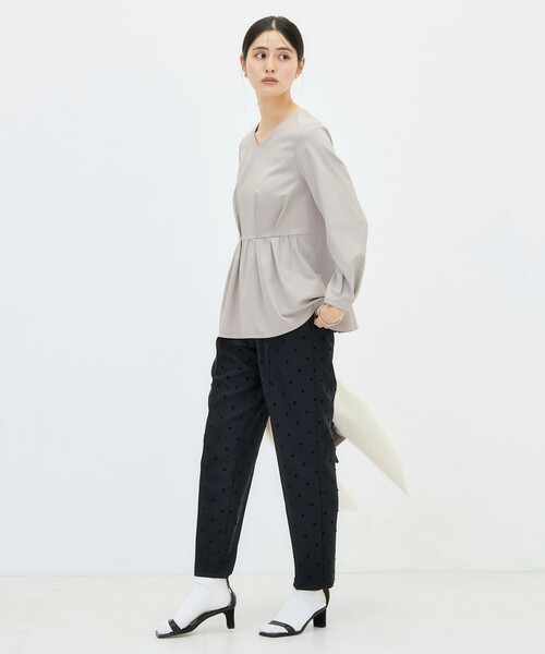 NOLLEY’S(ノーリーズ)の「《セットアップ対応》ウォッシャブルハイスペックTRペプラムブラウス(シャツ/ブラウス・レディース・ネイビー/グレイッシュベージュ・36/38)」の16枚目の写真