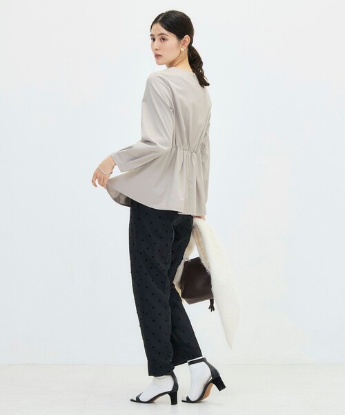 NOLLEY’S(ノーリーズ)の「《セットアップ対応》ウォッシャブルハイスペックTRペプラムブラウス(シャツ/ブラウス・レディース・ネイビー/グレイッシュベージュ・36/38)」の17枚目の写真