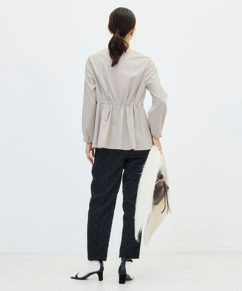 NOLLEY’S(ノーリーズ)の「《セットアップ対応》ウォッシャブルハイスペックTRペプラムブラウス(シャツ/ブラウス・レディース・ネイビー/グレイッシュベージュ・36/38)」の18枚目の写真