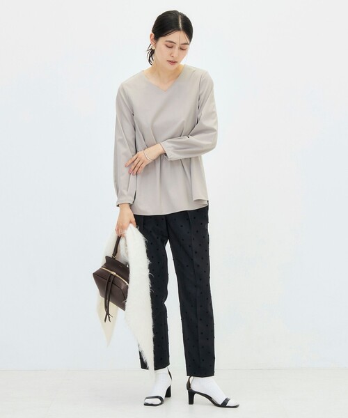 NOLLEY’S(ノーリーズ)の「《セットアップ対応》ウォッシャブルハイスペックTRペプラムブラウス(シャツ/ブラウス・レディース・ネイビー/グレイッシュベージュ・36/38)」の21枚目の写真