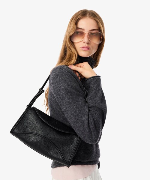 LACOSTE(ラコステ)の「エブリデイクラブ ワイドフラップショルダーバッグ(ショルダーバッグ・レディース・ブラック/ブルーグレー・FREE)」の1枚目の写真