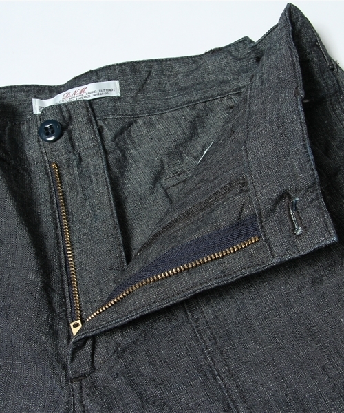 Denime（ドゥニーム）の「COTTON LINEN DUNGAREE BAKER SHORTS/コットンリネンダンガリーベーカーショーツ（その他パンツ・メンズ・ナチュラル/インディゴブルー・SMALL/MEDIUM/LARGE）」の9枚目の写真