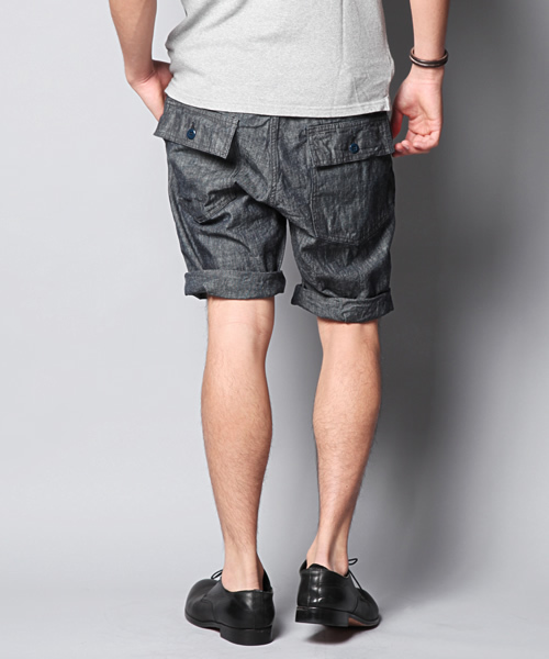 Denime（ドゥニーム）の「COTTON LINEN DUNGAREE BAKER SHORTS/コットンリネンダンガリーベーカーショーツ（その他パンツ・メンズ・ナチュラル/インディゴブルー・SMALL/MEDIUM/LARGE）」の4枚目の写真