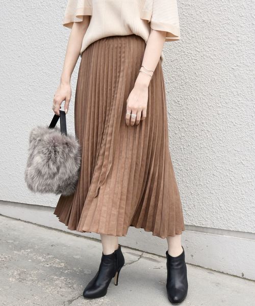 SHIPS(シップス)の「フェイクスエードプリーツスカート◇(スカート・レディース・オフホワイト/ピンク/ベージュ系その他/ライトピンク/ベージュ/ネイビー/ブラウン・ONE SIZE)」の5枚目の写真