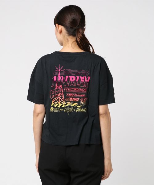 Hurley (ハーレー)の「W HRLY RECORDINGS FLOUNCY TEE / ハーレー レディース バックプリントTシャツ ショート丈 ボックスT(Tシャツ/カットソー・レディース・ブラック/ホワイト・X-SMALL/SMALL)」の4枚目の写真