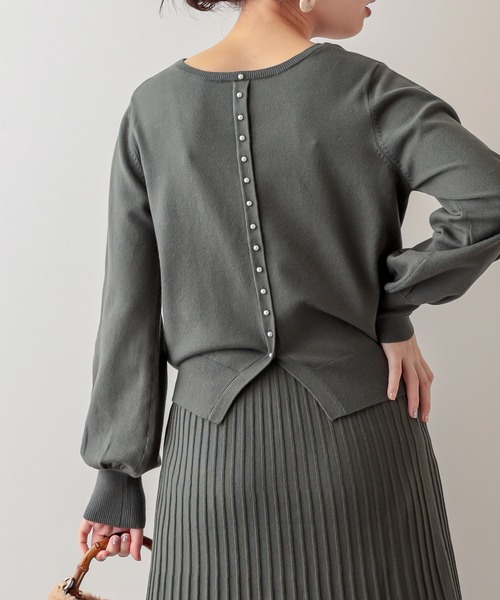 natural couture(ナチュラルクチュール)の「バックパールニットプルオーバー(ニット/セーター・レディース・ブラック/ブラウン/モカ/グリーン/サックスブルー・FREE)」の4枚目の写真
