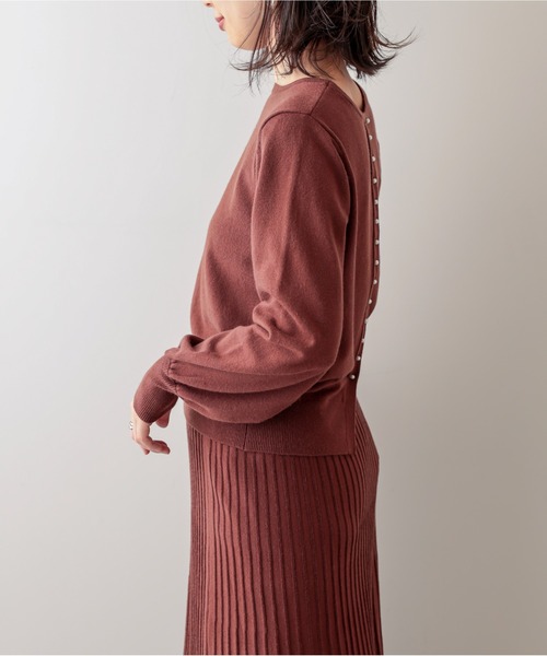 natural couture(ナチュラルクチュール)の「バックパールニットプルオーバー(ニット/セーター・レディース・ブラック/ブラウン/モカ/グリーン/サックスブルー・FREE)」の11枚目の写真