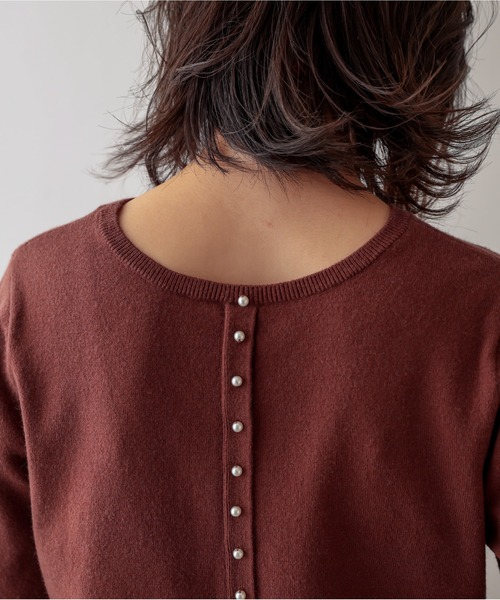 natural couture(ナチュラルクチュール)の「バックパールニットプルオーバー(ニット/セーター・レディース・ブラック/ブラウン/モカ/グリーン/サックスブルー・FREE)」の17枚目の写真