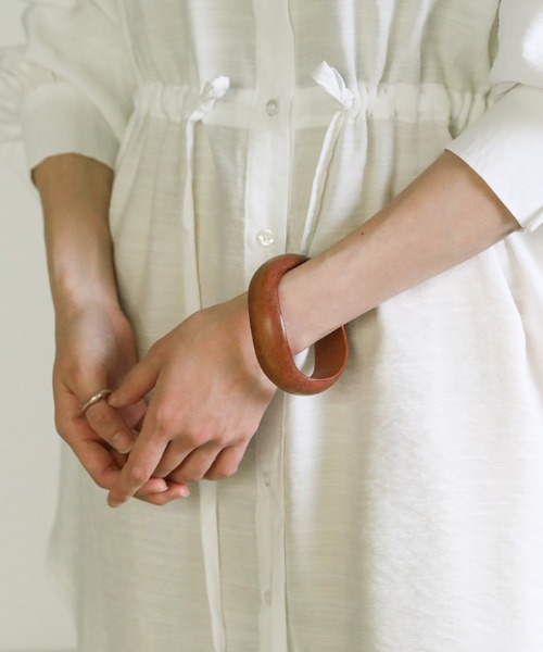 select MOCA（セレクトモカ）の「2021 SS ウェーブデザインウッドバングル（バングル/リストバンド・レディース・ブラウン/アイボリー・FREE）」の4枚目の写真