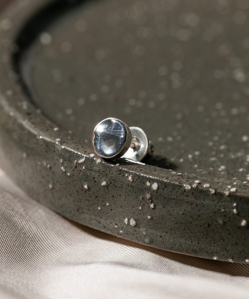 UNITED TOKYO(ユナイテッドトウキョウ)の「TドットピアスL(ピアス(片耳用)・メンズ・シルバー/ブラック・FREE)」の1枚目の写真