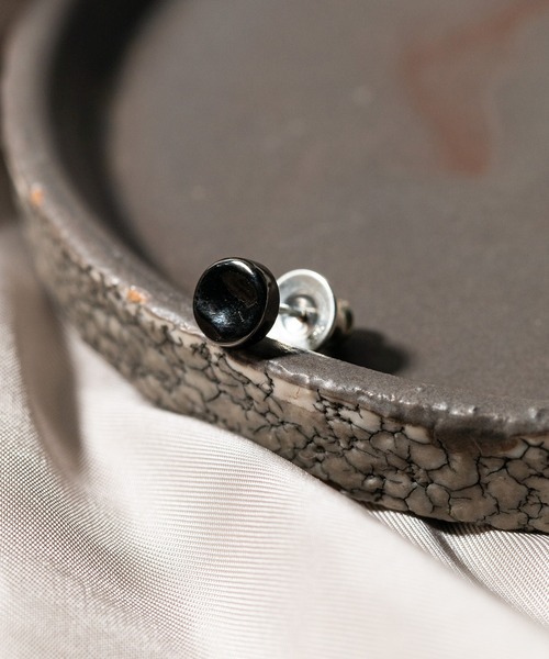 UNITED TOKYO(ユナイテッドトウキョウ)の「TドットピアスL(ピアス(片耳用)・メンズ・シルバー/ブラック・FREE)」の2枚目の写真