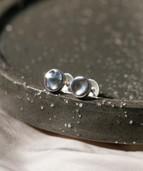 UNITED TOKYO(ユナイテッドトウキョウ)の「TドットピアスL(ピアス(片耳用)・メンズ・シルバー/ブラック・FREE)」の11枚目の写真