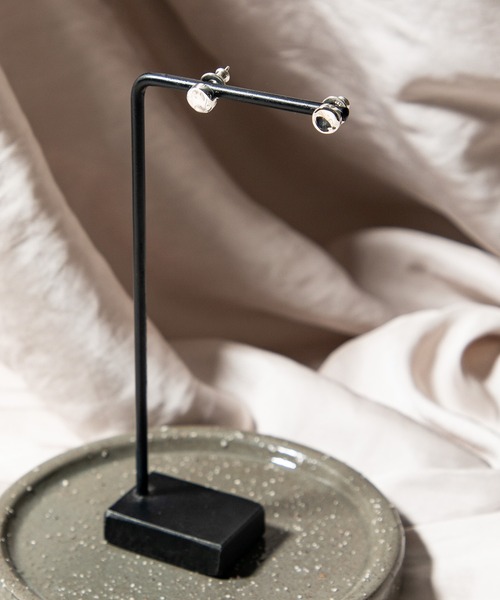 UNITED TOKYO(ユナイテッドトウキョウ)の「TドットピアスL(ピアス(片耳用)・メンズ・シルバー/ブラック・FREE)」の15枚目の写真