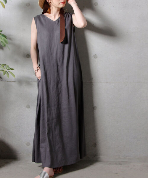 fredy emue(フレディエミュ)の「【WEB限定】レーヨン麻ノースリーブワンピース(ワンピース・レディース・ブラック/チャコールグレー/オリーブ・36/38)」の2枚目の写真