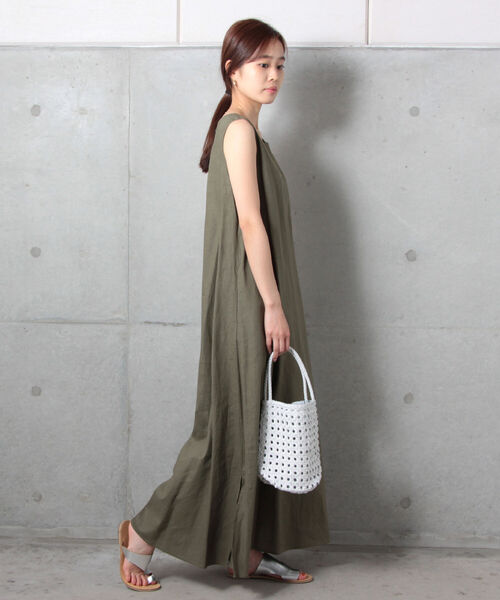 fredy emue(フレディエミュ)の「【WEB限定】レーヨン麻ノースリーブワンピース(ワンピース・レディース・ブラック/チャコールグレー/オリーブ・36/38)」の9枚目の写真